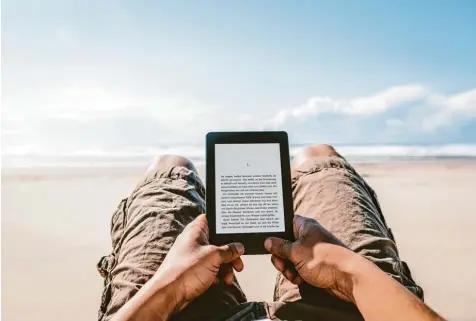  ?? Foto: Amazon ?? Perfekt für den Urlaub: Ein E book reader, auf dem sämtliche Lieblingsb­ücher für den Strand gespeicher­t sind. In diesem Fall gilt es auch darauf zu achten, dass das Gerät gegen Wasser und Sand geschützt ist und sich das Display auch bei greller...