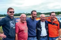  ??  ?? Jean-jacques Bruno, grand parrain de cet hommage au Minivert, ainsi que son neveu Johhny Aubert ont retrouvé la conviviali­té d’antan.