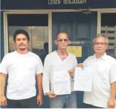  ??  ?? Peter (centre) shows the police permit. Also seen are key organiser Bill Jugah and Sadia secretary Nicholas Mujah Ason (right).