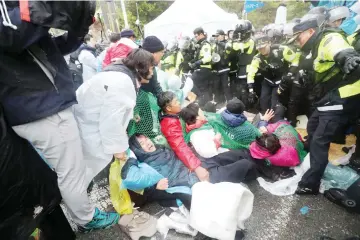  ??  ?? South Korean police officers attempt to disperse residents taking part in an anti-THAAD (Terminal High Altitude Area Defense) protest in Seongju, South Korea. —Reuters photo