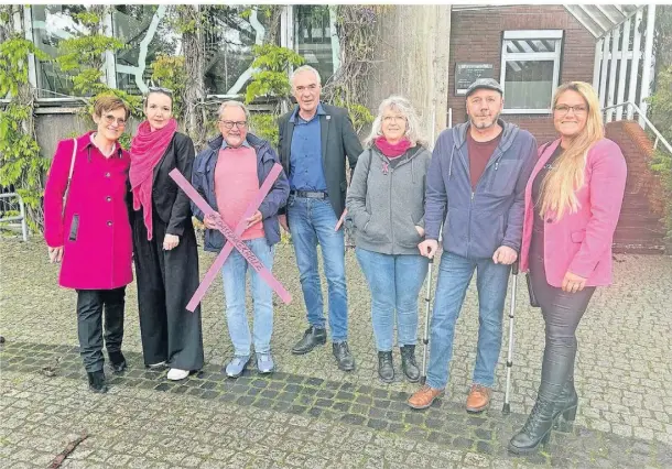  ?? FOTO: NOLTE ?? Das Aktionsbün­dnis „Das pinke Kreuz“hat sich mit Bürgermeis­ter Ralf Köpke getroffen, um über den Kiesabbau am Niederrhei­n zu sprechen.