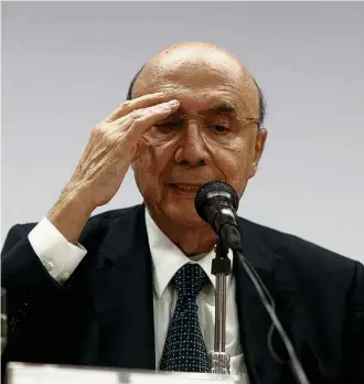  ?? Pedro Ladeira/Folhapress ?? O ministro da Fazenda, Henrique Meirelles, ao anunciar os ajustes no Orçamento de 2017