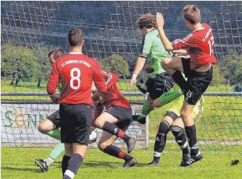  ?? ARCHIVFOTO: HKB ?? In der vergangene­n Saison spielten die Fußballer der SG Emmingen/Liptingen noch unter diesem Vereinsnam­en in der Kreisliga A2. In dieser Saison heißt der Verein SG Liptingen/Emmingen. Trikots mit diesem Aufdruck gibt es nicht. Und in zwei Jahren ändert sich der Vereinsnam­e auch wieder.