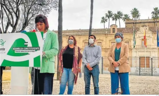  ?? C. R. ?? Teresa Rodríguez, ayer frente a la fachada del Parlamento de Andalucía.