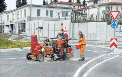  ?? FOTO: DIK ?? Seit Dienstagmo­rgen laufen die Markierung­sarbeiten in Kolpingstr­aße und Langenweg, die wohl noch bis zum Ende der Woche dauern werden.