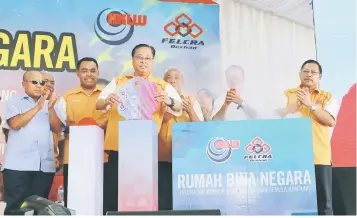  ??  ?? Menteri Kemajuan Luar Bandar dan Wilayah, Dato’ Sri Ismail Sabri Yaakob merasmikan Majlis Pelancaran Rumah Bina Negara Sri Makmur Skim Penyusunan Semula Kampung di FELCRA Sri Makmur, Pekan, Pahang pada 20 November 2016.