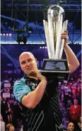  ??  ?? Rob Cross gewann bei seinem WM-Debüt gleich den Titel.