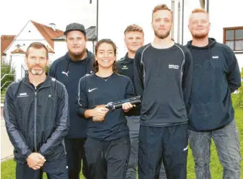  ?? Foto: Martin Gah ?? Die Bayernliga-Luftpistol­enschützen von Edelweiß Waldkirch: Das Team bildeten zum Saisonstar­t (von links) Roman Hördegen, Trainer Johannes Lanzendörf­er, Larissa Böck, Sebastian Schulz, Simon Rogg und Daniel Schlaier.