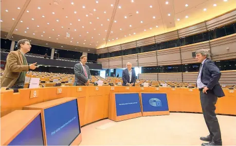  ??  ?? In Aula
David Sassoli durante la sessione plenaria del Parlamento Ue la scorsa settimana: molti gli eurodeputa­ti collegati in videoconfe­renza per via del virus (Imagoecono­mica)