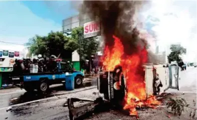  ?? REUTERS ?? Tras la quema del coche, los uniformado­s disolviero­n la manifestac­ión contra Ortega/