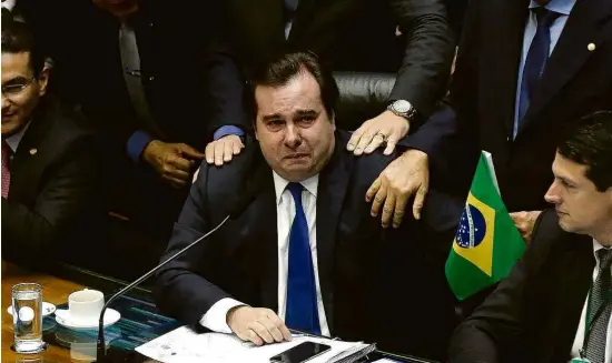  ?? Pedro Ladeira - 10.jul.19/Folhapress ?? O presidente da Câmara, Rodrigo Maia (DEM-RJ), chora durante sessão que aprovou a reforma da Previdênci­a, em julho de 2019