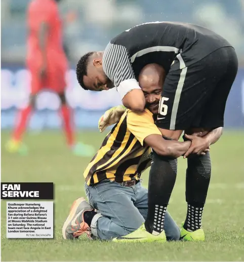  ?? PICTURE: BACKPAGEPI­X ?? Goalkeeper Itumeleng Khune acknowledg­es the appreciati­on of a delighted fan during Bafana Bafana’s 3-1 win over Guinea Bissau at Moses Mabhida Stadium on Saturday. The national team next face Angola in East London tomorrow.