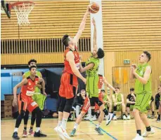  ?? SZ-FOTO: MAS ?? Eine Nummer zu groß waren Ulms U19-Basketball­er für das Team Urspring (grün). Mit 79:61 gewann der Tabellenfü­hrer der Hauptrunde­ngruppe 4 das NBBL-Derby.