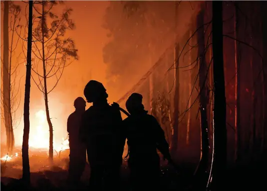  ?? PHOTO AFP ?? Les pompiers, soutenus par de nombreux véhicules et avions, tentent jour et nuit de maîtriser une dizaine d’incendies au pays.