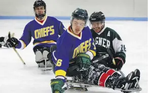  ?? JOE MAHONEY/THE CANADIAN PRESS ?? Former Broncos Jacob Wassermann, left, and Ryan Straschnit­zki with Marty Richardson, right.