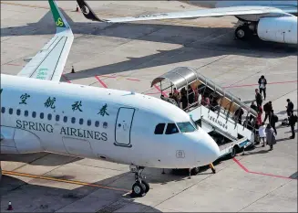  ?? ZHANG PEIJIAN / FOR CHINA DAILY ?? Passengers board a flight of Spring Airlines at Ningbo’s internatio­nal airport, Zhejiang province.