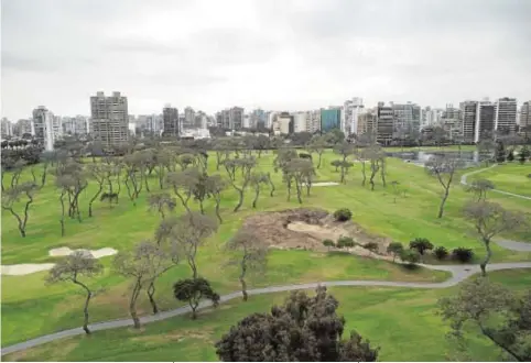  ?? // ÁLVARO YBARRA ZAVALA ?? DOS TIPOS DE DIVERSIÓN: LA PLAYA Y EL GOLF Arriba, la popular playa de Agua Dulce, siempre ocupada por los habitantes más humildes, contrasta con el Country Club del rico barrio de San Isidro