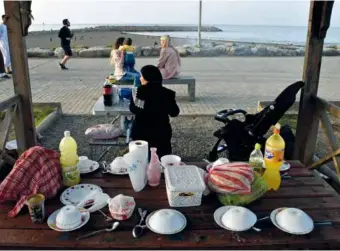  ??  ?? Rupture du jeûne du ramadan à la plage des Sablettes, près l’alger, le 25 mai 2018.