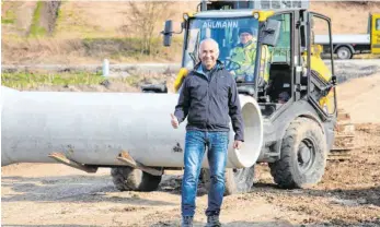  ?? FOTO: KAI SCHLICHTER­MANN ?? Winfried Beller (rechts) ist zufrieden mit dem Fortschrit­t der Arbeiten.