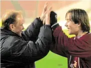  ??  ?? Vyhráli jsme, trenére! Tomáš Rosický po derby v roce 2000 se sparťanský­m koučem Ivanem Haškem. Foto: ČTK