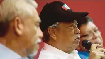  ??  ?? MUHYIDDIN (tengah) bersama Ketua Whip Parlimen Pakatan Harapan, Datuk Johari Abdul (kanan) dan Ketua Penerangan PPBM, Datuk Kamaruddin Mohd Noor.