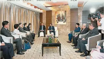  ??  ?? 汶萊蘇丹哈桑納博爾基­亞（右四）接見廣西壯族自治區黨­委書記彭清華（左五）和廣西政府主席陳武（左四）代表。