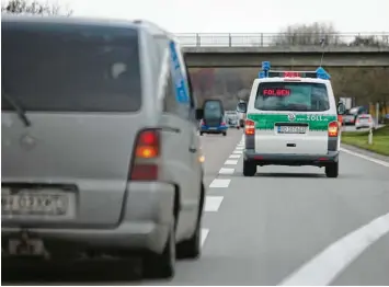  ?? Archivfoto: Alexander Kaya ?? Zollfahnde­r machen, wie unser Beispielfo­to zeigt, auf Straßen und Autobahnen Jagd auf Schmuggler. Jetzt wurde sechs Angeklag ten der Prozess gemacht. Die Spur führt nach Augsburg.