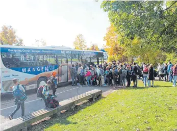  ?? FOTO: SCB ?? Wie hier am Schulzentr­um in Kißlegg geht es vielen Schülern: Die Busse sind zu den Stoßzeiten überfüllt.