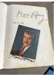  ?? ?? Auch Schauspiel­er Mario Adorf legte eine Autogrammk­arte ins Gästebuch.