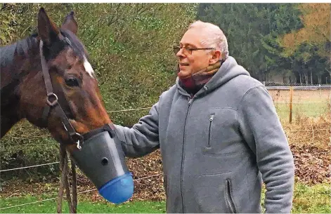  ?? FOTO: JANA BOHLMANN ?? Stefan Marx hat lange getüftelt, bis er für sein Pferd die „Coole Maske“erfand.