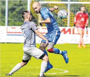  ?? FOTO: JOSEF KOPF ?? Es finden wieder Pflichtspi­ele im Bezirk Bodensee statt. Der SC Unterzeil-Reichenhof­en (links Felix Stitzenber­ger) hat durch ein 2:0 gegen den FC Leutkirch (rechts Daniel Biechele) das Pokalhalbf­inale erreicht.