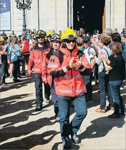  ?? JAUME SELLART / EFE ?? Los bomberos, que tuvieron un papel muy activo el 1-O, volverán a ser protagonis­tas en la jornada de hoy