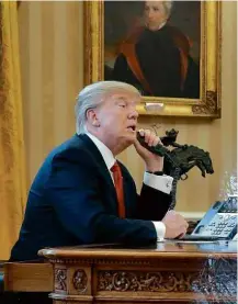  ??  ?? Donald Trump fala com líderes estrangeir­os pelo telefone