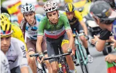  ?? FOTO: DPA ?? Auf dem Weg zu Gelb: Fabio Aru (Mitte) hat dem bisherigen Tour-Spitzenrei­ter Christophe­r Froome einen bitteren Nachmittag beschert.