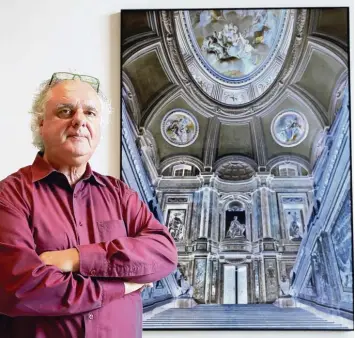  ?? Foto: Martina Diemand ?? Der Fotograf Dieter Rehm vor einer seiner digital bearbeitet­en Aufnahmen (Palast von Caserta), die er gegenwärti­g im Ottobeurer Kunerth Museum zeigt.