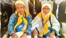  ?? DOK. KELUARGA ?? TEKAD KUAT: Sukardi bersama istri, Sugiarti, di pesawat sebelum lepas landas dari embarkasi Jakarta, Selasa (17/7).