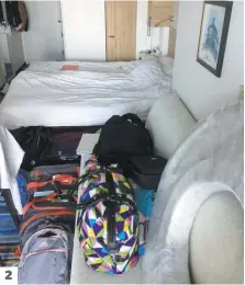  ??  ?? 2 2. On voit ici sa toute petite chambre remplie de bagages et d’équipement­s.