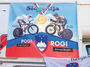  ?? Fotografij­e Miha Hočevar ?? Janez iz Kranja je pripravil navijaški plakat slovenske kolesarske enotnosti.