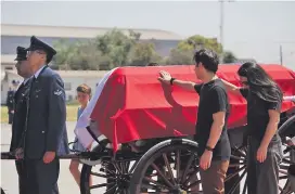  ?? ?? Familiares acompañan el féretro del expresiden­te Sebastián Piñera tras su arribo en un avión de la Fuerza Aérea de Chile (FACh) al hangar Grupo 10 del aeropuerto de Santiago, ayer. El funeral de Estado se desarrolla­rá hasta mañana.