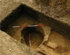  ??  ?? Left and above: Pits and postholes beneath the Whitchurch midden