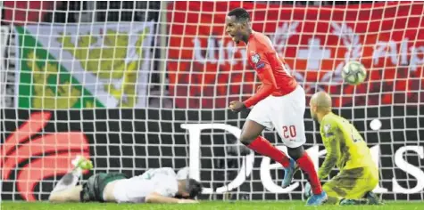  ?? FRESHFOCUS ?? Edimilson Fernandes feiert sein 2:0 in der Nachspielz­eit gegen Irland. Damit öffnet sich die EM-Tür ganz weit.