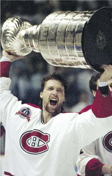  ?? JOHN MAHONEY/FILES ?? Patrick Roy holds the Stanley Cup after the Montreal Canadiens beat Wayne Gretzky and the Los Angeles Kings in five games in 1993. No Canadian team has hoisted the Stanley Cup since then.