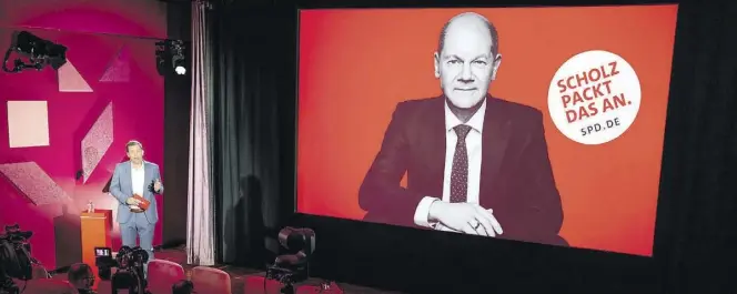  ?? Dpa-BILD: Nietfeld ?? Rot ist die zentrale Farbe: SPD-Generalsek­retär Lars Klingbeil stellte in einem Berliner Kino die Kampagne der SPD für die Bundestags­wahl vor. Unter anderem werden großflächi­ge Wahlplakat­e mit Kanzlerkan­didat Olaf Scholz und dem Motto „Scholz packt das an“gezeigt.