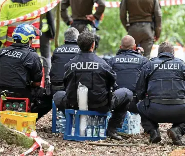  ?? FOTO: HENNING KAISER / DPA ?? Wer darf Polizisten wann fotografie­ren oder filmen wie hier im Zusammenha­ng mit der Räumung des Hambacher Forsts? Die Frage führt oft vor Gericht, wenn die Filmenden oder Fotografie­renden keine Journalist­en sind. Dabei ist die Rechtslage komplizier­ter als viele denken.