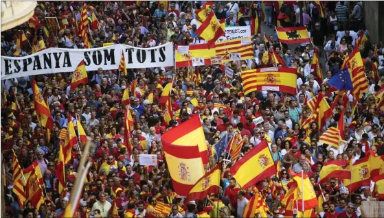  ?? FOTO: EPA/MARTA PEREZ ?? HöJDE SINA RöSTER. ”Den tysta majoritete­n” kallar sig demonstran­terna som vill att Katalonien fortsättni­ngsvis ska vara en del av Spanien.