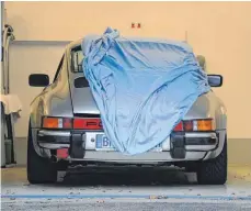  ?? FOTO: FABIAN HOBERG/DPA ?? Für den Winterschl­af eignen sich atmungsakt­ive und weiche Abdeckunge­n als automobile Zudecke.