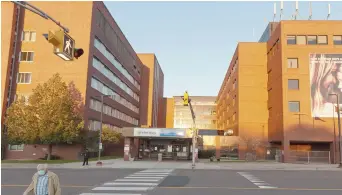  ??  ?? Les rues de Moncton risquent d’être moins animées au cours des prochains jours. Ci-dessus: l’Hôpital de Moncton. - La Presse canadienne: Marc Grandmaiso­n