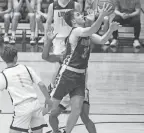  ?? KURT SNYDER/THE ADVOCATE ?? Newark Catholic's Bobby Franks drives against Northside Christian.