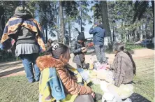  ??  ?? A las afueras del Hospital del Niño, familiares tienen que acampar entre ratas y plagas porque en el albergue cercano no hay espacio.