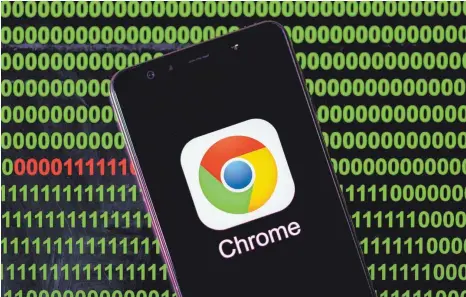  ?? FOTO: IMAGO ?? Smartphone mit dem Betriebssy­stem Android vor einem Bildschirm mit binärem Code: Die versteckte ID „ermöglicht es Google und allen Apps auf dem Telefon, Nutzer zu verfolgen und Informatio­nen über das Online- und Offlinever­halten zu kombiniere­n“, warnt der österreich­ische Datenschüt­zer Max Schrems.